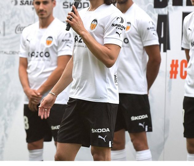 Al-Nassr making move for Valencia striker Edinson Cavani