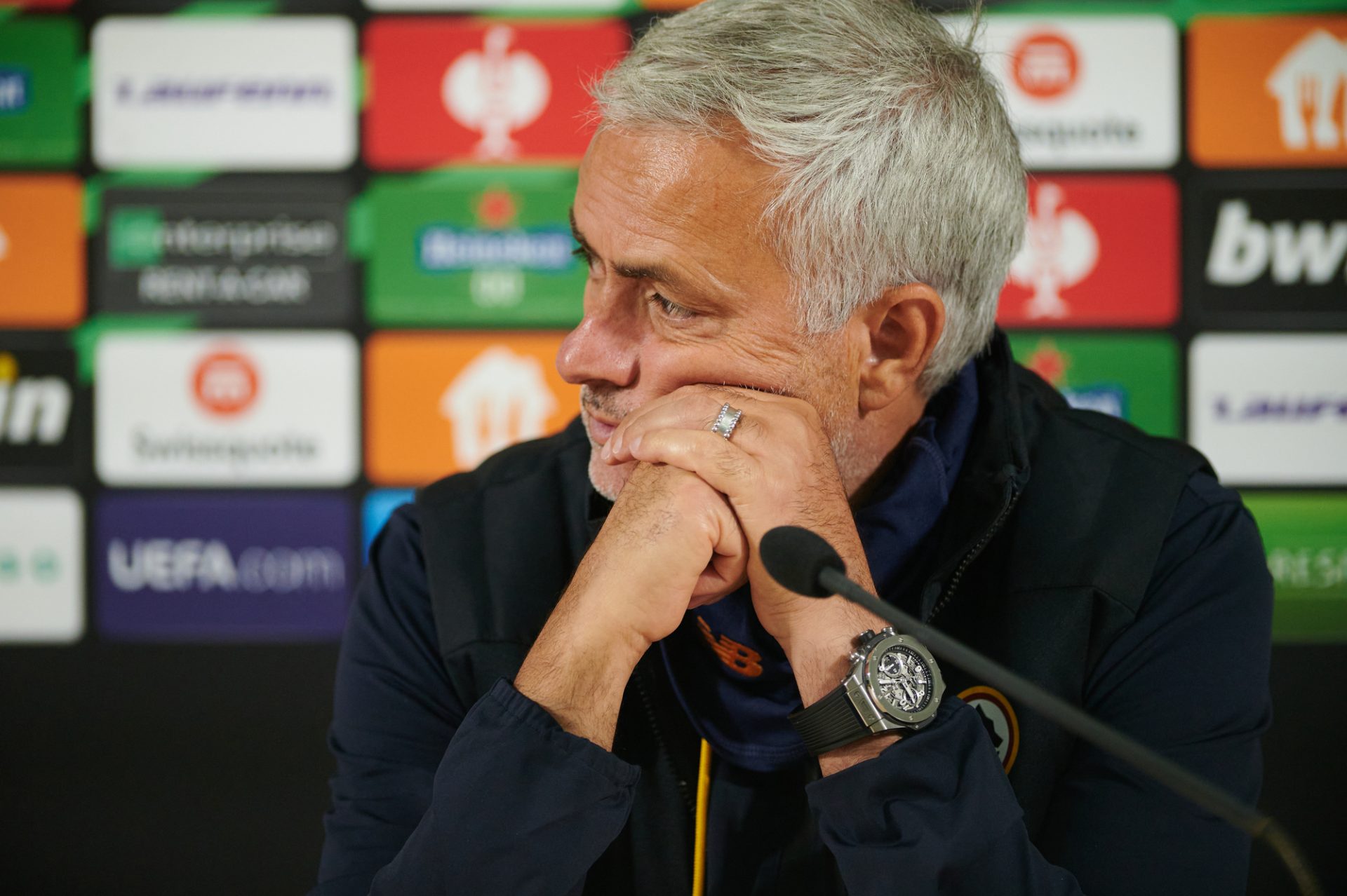 Jose Mourinho's Laptop Protest Earns Yellow Card in Fenerbahce's Win Over Antalyaspor