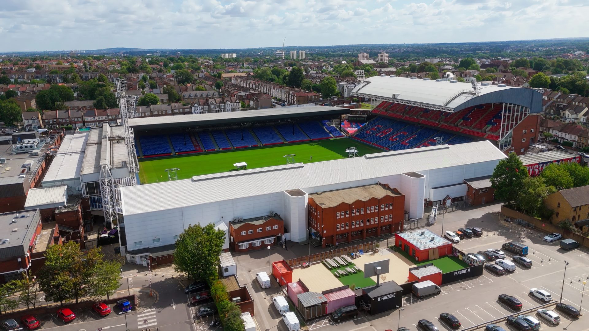 LONDON, UK - AUGUST 5, 2025 - Aerial view of Selhurst Park, home of Crystal Palace FC, showing the stadium and surrounding area on a sunny summer day — Photo by 4kclips