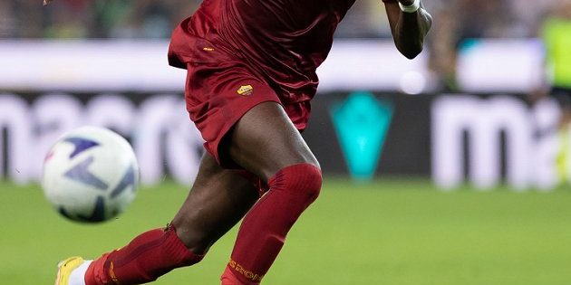 Roma striker Tammy Abraham suffers serious knee injury