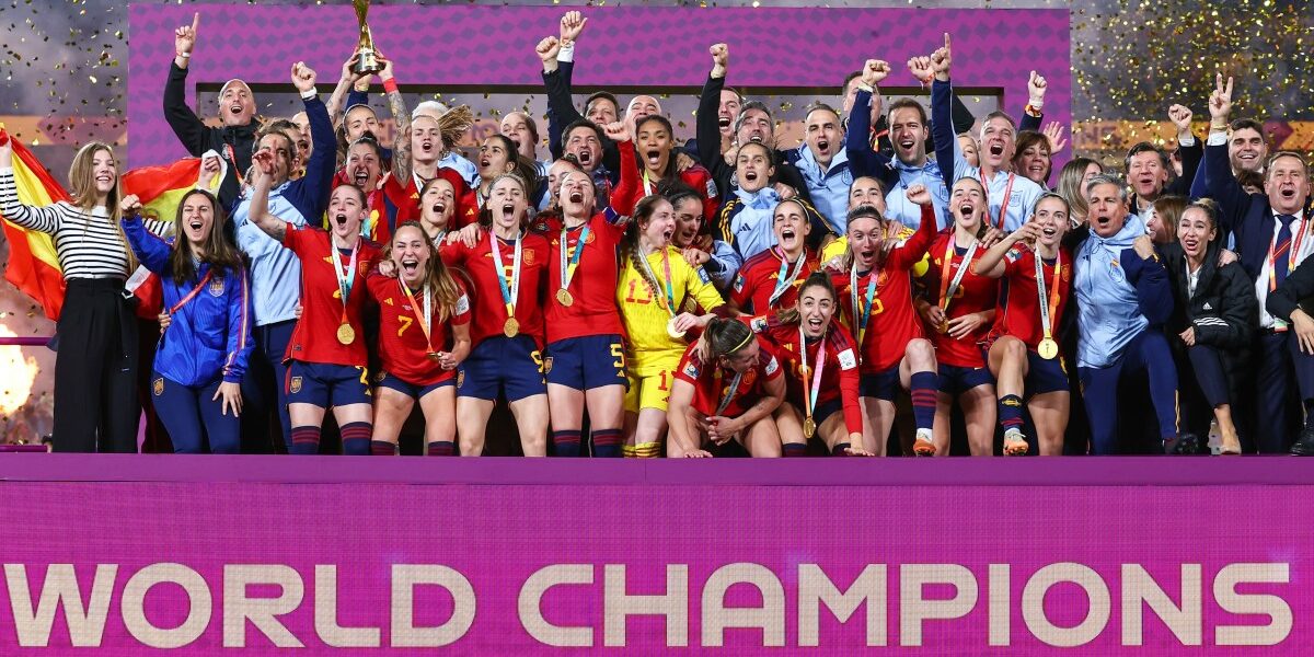 Spain's players and officials celebrate with the trophy after winning the Australia and New Zealand 2023 Women's World Cup final football match between Spain and England at Stadium Australia in Sydney on August 20, 2023. (Photo by FRANCK FIFE / AFP)