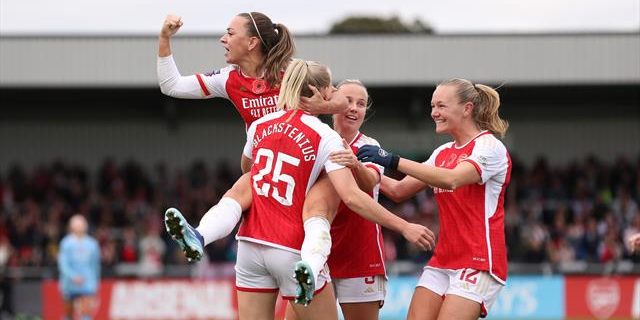 Arsenal end Man City's WSL unbeaten streak, Man Utd leave it late to snatch draw at Brighton