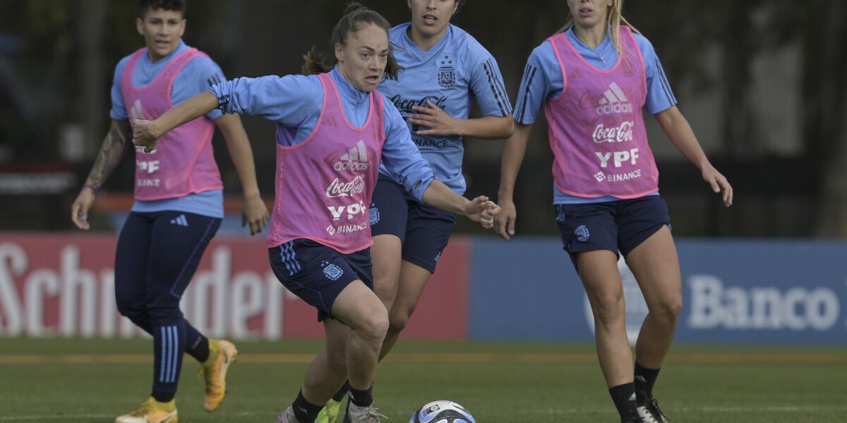 Argentina's midfielder Estefania Banini (C) controls the ball followed by teammates during a training session in Ezeiza, Buenos Aires Province, on July 6, 2023, ahead of the FIFA Women's World Cup 2023 to be held in Australia and New Zealand between July 20 and August 20. (Photo by JUAN MABROMATA / AFP)