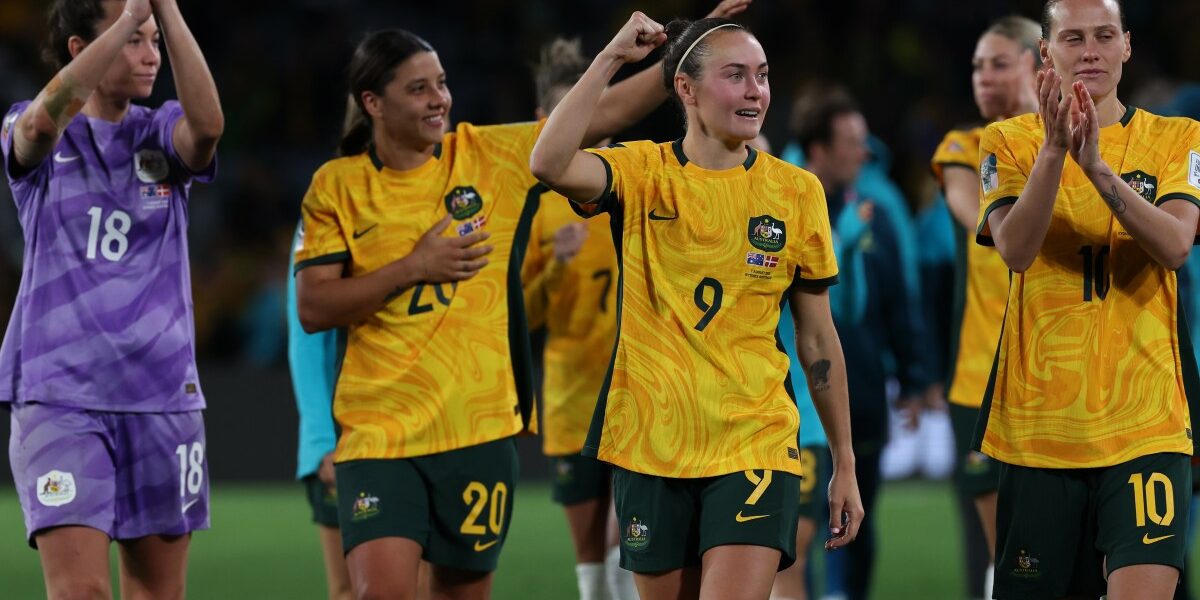 Australia's forward #09 Caitlin Foord (C) celebrates with teammates at the end of the Australia and New Zealand 2023 Women's World Cup round of 16 football match between Australia and Denmark at Stadium Australia in Sydney on August 7, 2023. (Photo by STEVE CHRISTO / AFP)