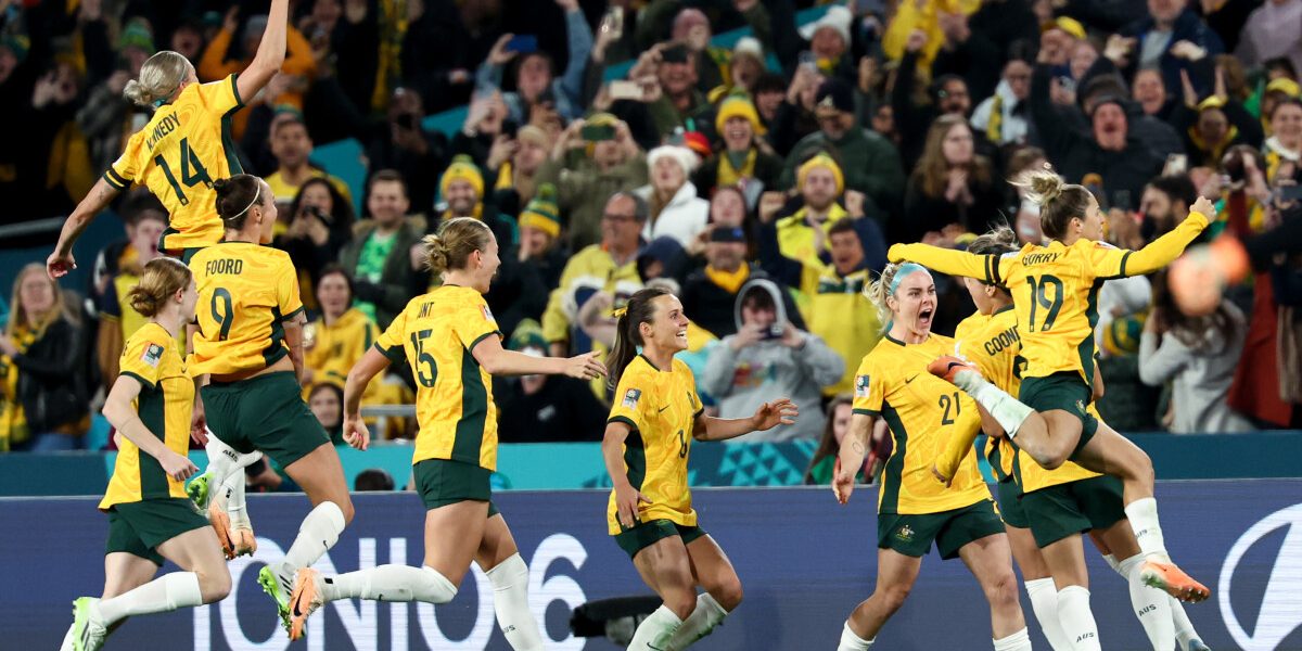 Australia's players celebrate after defender #07 Stephanie Catley scored a penalty during the Australia and New Zealand 2023 Women's World Cup Group B football match between Australia and Ireland at Stadium Australia, also known as Olympic Stadium, in Sydney on July 20, 2023. (Photo by DAVID GRAY / AFP)