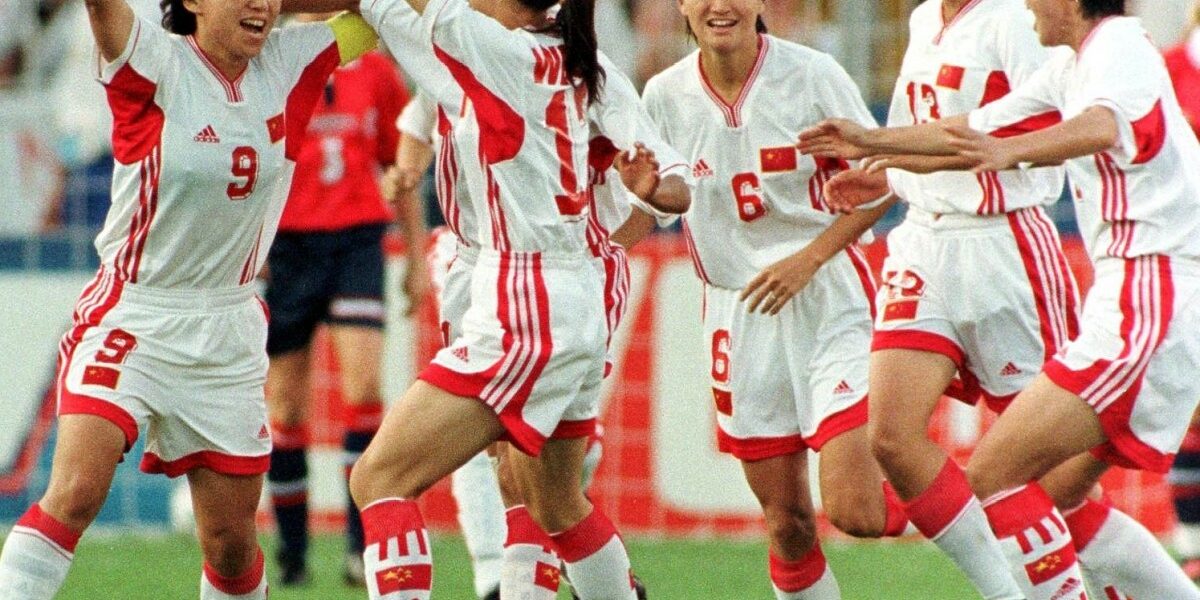 China's Sun Wen (L) celebrates after scoring the team's first goal in the third minute of the first half of action against Norway in their 1999 Women's World Cup match 04 July 1999 at Foxboro Stadium in Foxboro, Massachusetts.   AFP PHOTO/John MOTTERN (Photo by JOHN MOTTERN / AFP)