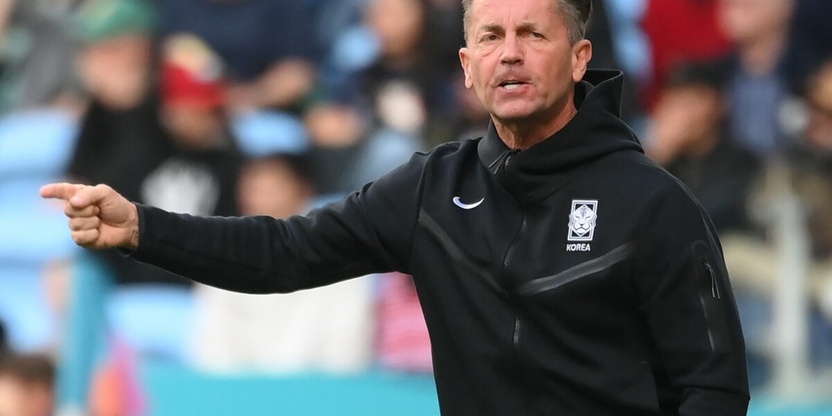 South Korea's coach Colin Bell gestures on the touchline during the Australia and New Zealand 2023 Women's World Cup Group H football match between Colombia and South Korea at Sydney Football Stadium in Sydney on July 25, 2023. (Photo by FRANCK FIFE / AFP)