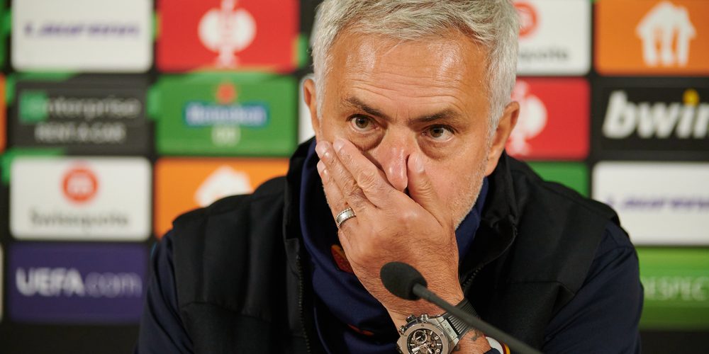 ZAPORIZHZHIA, UKRAINE - SEPTEMBER 28, 2021: JOSE MOURINHO in conference press. The UEFA Conference League match between FC Zorya Luhansk vs AC Roma — Photo by vitaliivitleo