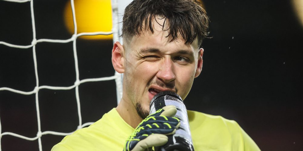James Trafford of Burnley takes a drink during the Sky Bet Championship match Burnley vs Middlesbrough at Turf Moor, Burnley, United Kingdom, 6th December 2024 — Photo by operations@newsimages.co.uk