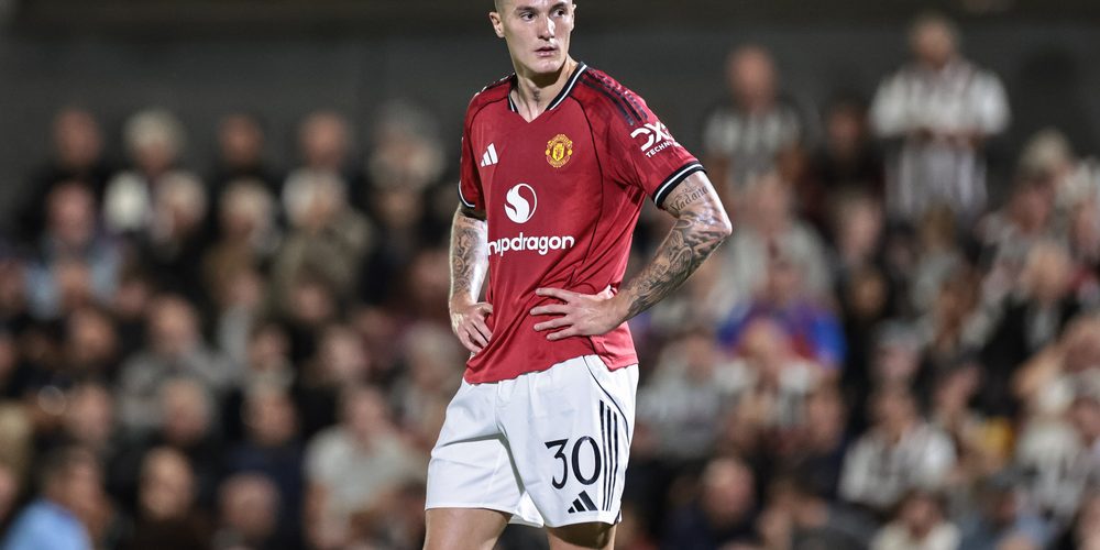 Benjamin Sesko of Manchester United during the Carabao Cup match Grimsby Town vs Manchester United at Blundell Park, Cleethorpes, United Kingdom, 27th August 2025 — Photo by operations@newsimages.co.uk