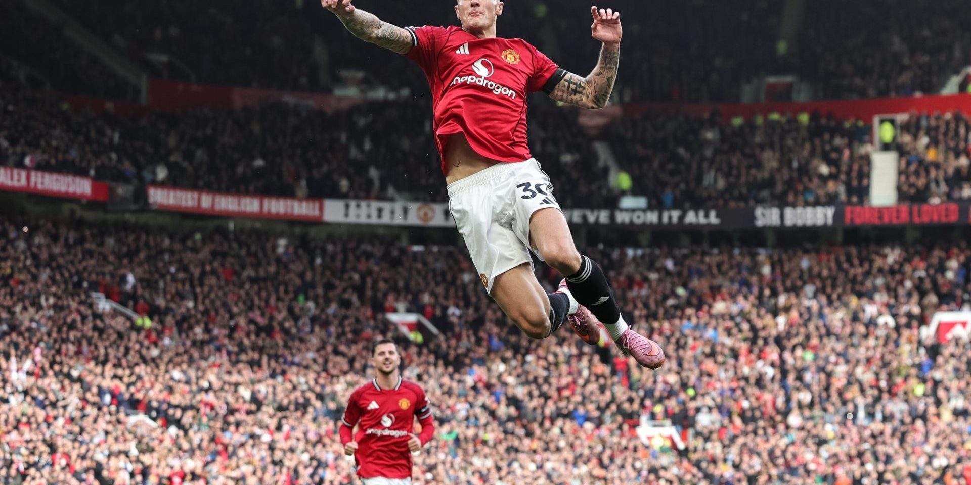 Benjamin Sesko of Manchester United scores to make it 2-0 during the Premier League match Manchester United vs Sunderland at Old Trafford, Manchester, United Kingdom, 4th October 2025 — Photo by operations@newsimages.co.uk