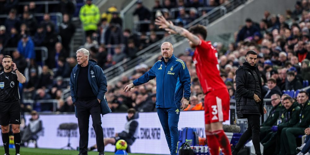 Sean Dyche manager of Nottingham Forest gives his team instructions during the Premier League match Everton vs Nottingham Forest at Hill Dickinson Stadium, Liverpool, United Kingdom, 6th December 202 — Photo by operations@newsimages.co.uk