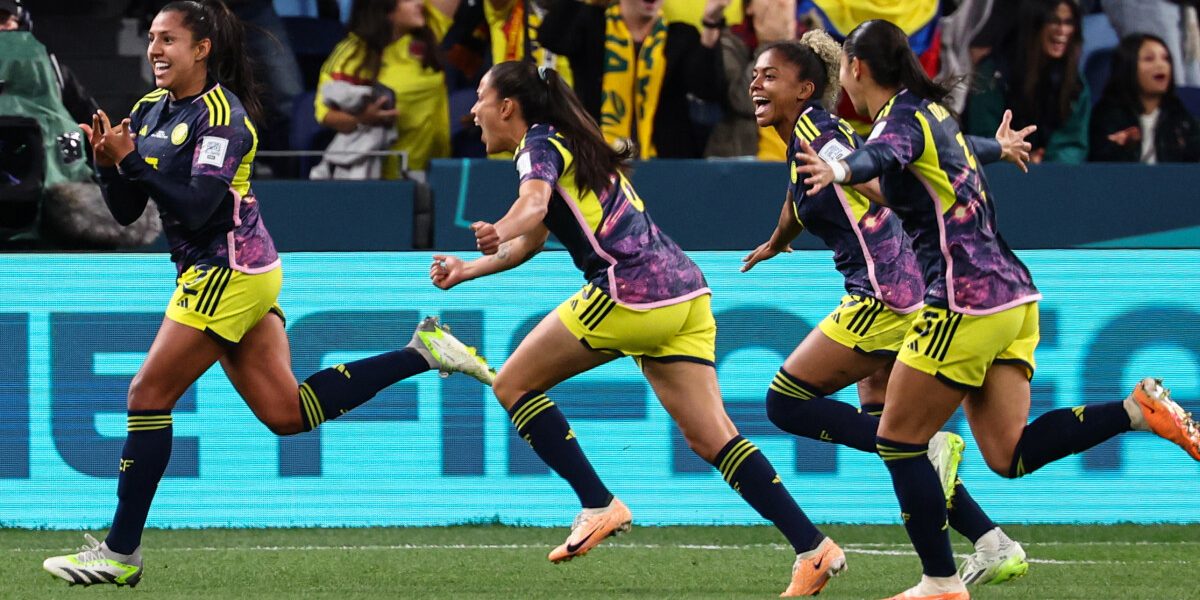 Colombia's midfielder #02 Manuela Vanegas (L) celebrates scoring her team's second goal during the Australia and New Zealand 2023 Women's World Cup Group H football match between Germany and Colombia at Sydney Football Stadium in Sydney on July 30, 2023. (Photo by DAVID GRAY / AFP)