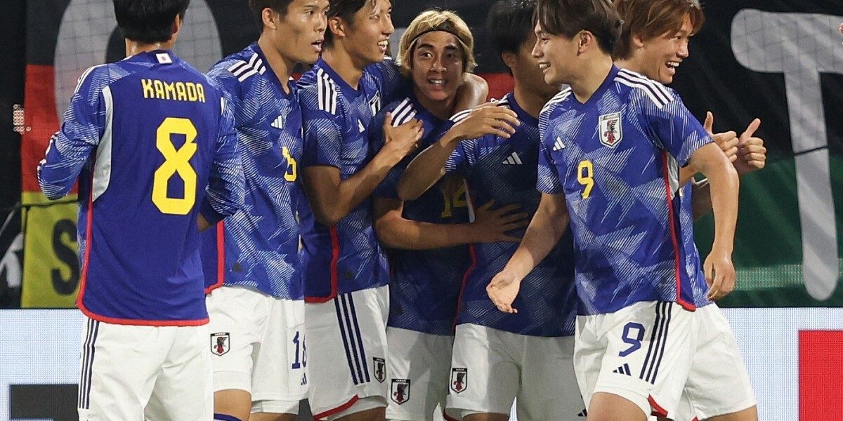 Japan's midfielder #14 Junya Ito (C) celebrates scoring the opening goal with his teammates during the friendly football match between Germany and Japan at the Volkswagen Arena in Wolfsburg, central Germany, on September 9, 2023. (Photo by Ronny HARTMANN / AFP) / ALTERNATIVE CROP - ALTERNATIVE CROP