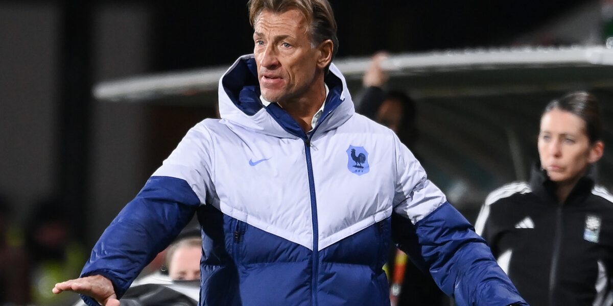 France's coach Herve Renard gestures during the Australia and New Zealand 2023 Women's World Cup round of 16 football match between France and Morocco at Hindmarsh Stadium in Adelaide on August 8, 2023. (Photo by FRANCK FIFE / AFP)