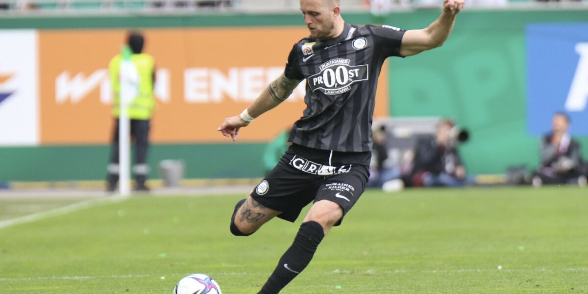 VIENNA, AUSTRIA - APRIL 24: Jakob Jantscher of Sturm shoots the ball during Admiral Bundesliga Match between Rapid Wien and Sturm Graz at Allianz Stadion on April 24, 2022 in Vienna, Austria.220424_SEPA_13_027 - 20220424_PD12822