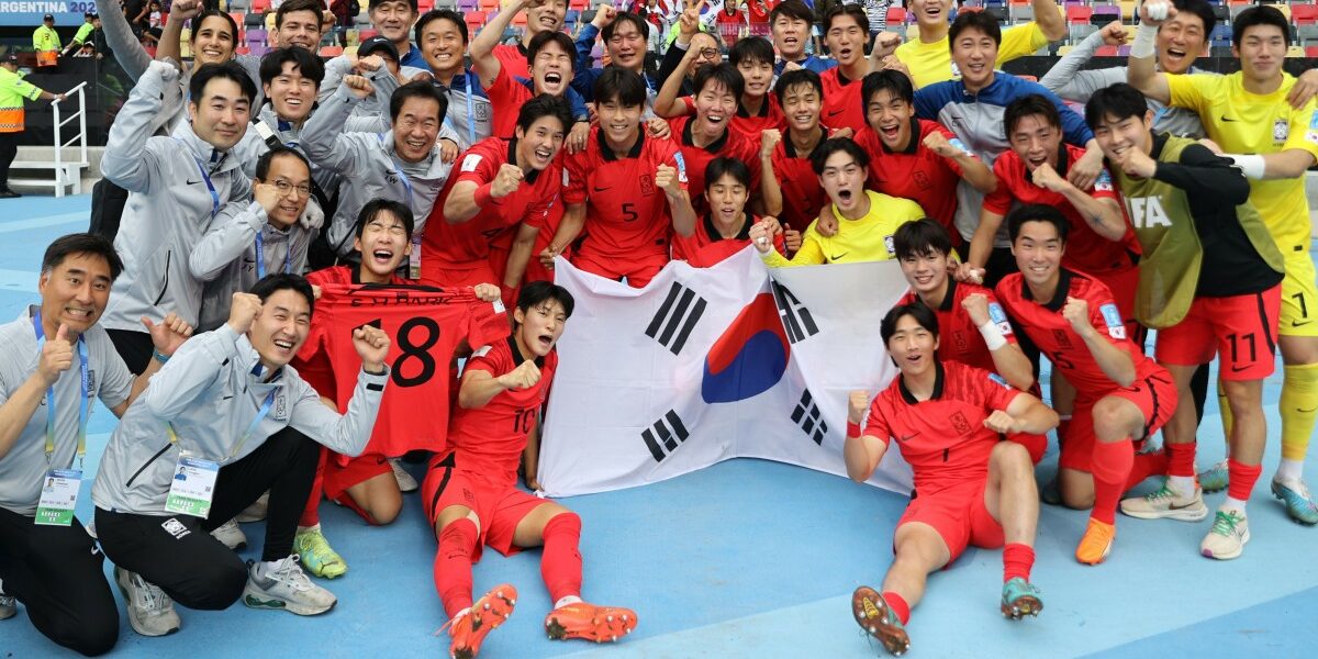 SANTIAGO DEL ESTERO, ARGENTINA - JUNE 04: Players of Korea Republic celebrate following the team's victory in the FIFA U-20 World Cup Argentina 2023  Quarter Finals match between Korea Republic and Nigeria at Estadio Santiago del Estero on June 04, 2023 in Santiago del Estero, Argentina. (Photo by Tim Nwachukwu - FIFA/FIFA via Getty Images)