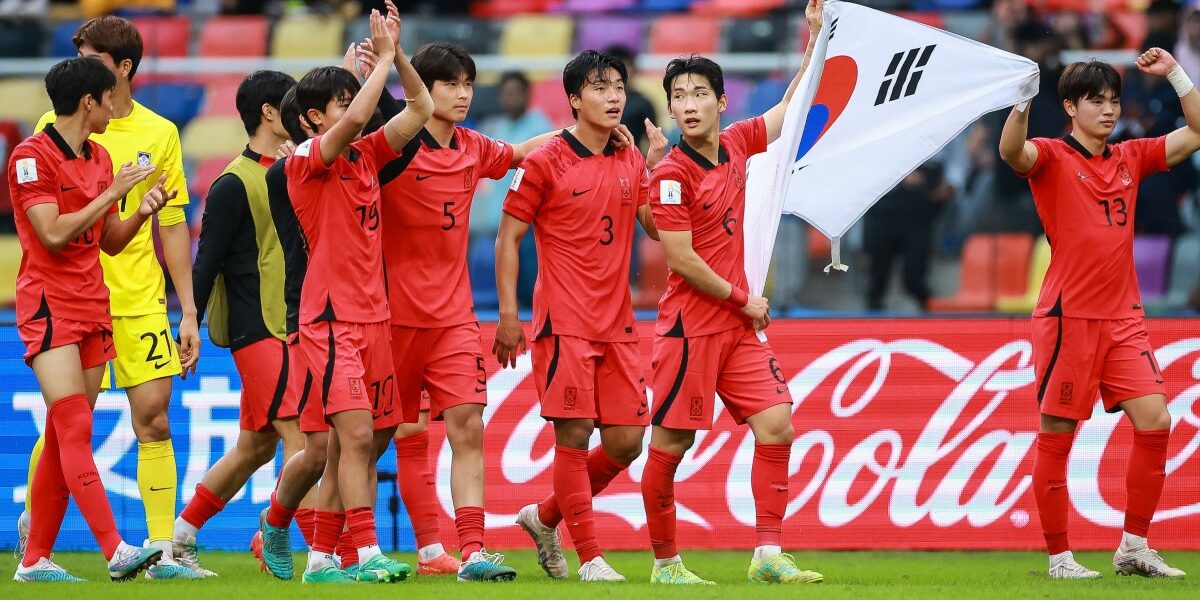 SANTIAGO DEL ESTERO, ARGENTINA - JUNE 04: Players of Korea Republic celebrate with the Korea Republic  following the team's victory in the FIFA U-20 World Cup Argentina 2023  Quarter Finals match between Korea Republic and Nigeria at Estadio Santiago del Estero on June 04, 2023 in Santiago del Estero, Argentina. (Photo by Hector Vivas - FIFA/FIFA via Getty Images)