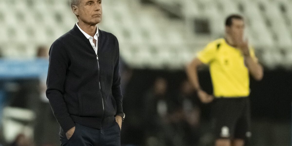 Futbol, Botafogo vs Magallanes.
Fase de grupos, Copa Sudamericana 2023.
El entrenador de Botafogo, Luis Castro, durante el partido contra Magallanes por la Copa Sudamericana realizado en el estadio Olmpico Nilton Santos en Rio de Janeiro, Brasil.
29/06/2023
Agif/Photosport

Football, Botafogo vs Magallanes.
Group phase, 2023 Sudamericana Championship.
Botafogo manager, Luis Castro, during the Sudamericana Championship match against Magallanes held at the Olmpico Nilton Santos Stadium in Rio de Janeiro, Brasil.
29/06/2023
Agif/Photosport