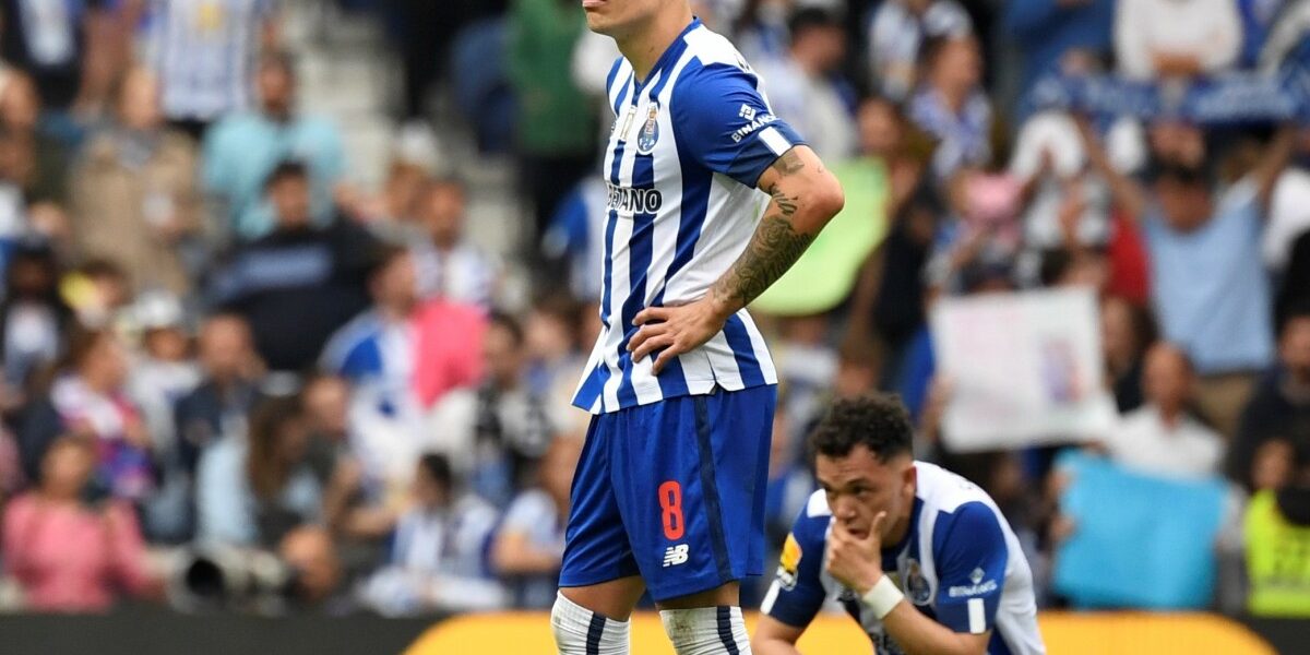 FC Porto's Colombian midfielder Mateus Uribe (L) and teammaye FC Porto's Brazilian forward Pepe Cossa stand on the pitch at the end of the Portuguese league football match between FC Porto and Vitoria Guimaraes SC at the Dragao stadium in Porto on May 27, 2023. - Porto won 3-0, but they needed Benfica to lose to have a chance of retaining the  Portuguese Primeira Liga trophy. (Photo by MIGUEL RIOPA / AFP)