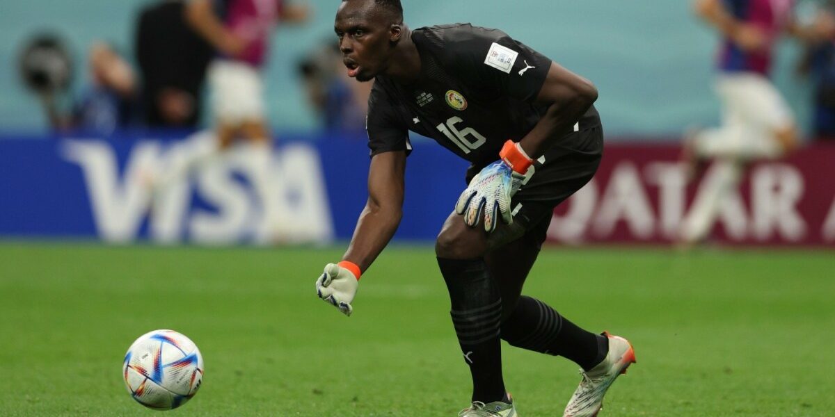 Senegal's goalkeeper #16 Edouard Mendy throws the ball during the Qatar 2022 World Cup round of 16 football match between England and Senegal at the Al-Bayt Stadium in Al Khor, north of Doha on December 4, 2022. (Photo by Adrian DENNIS / AFP)