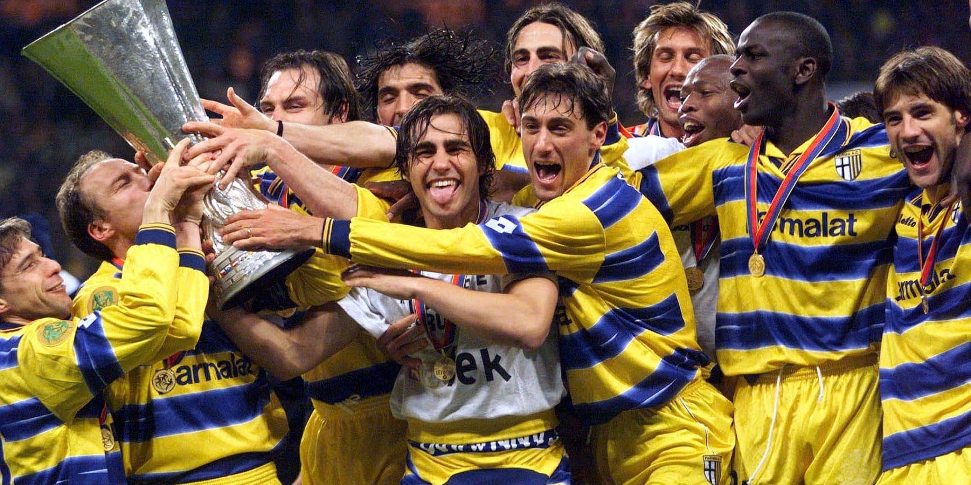MOS84D:SPORT-SOCCER:MOSCOW,12MAY99 - Parma of Italy players selebrates with the UEFA Cup  after they defeated Olimic Marseille in Moscow, May 12. The match ended 3-0.   kyl/Photo by Alexander Demianchuk REUTERS