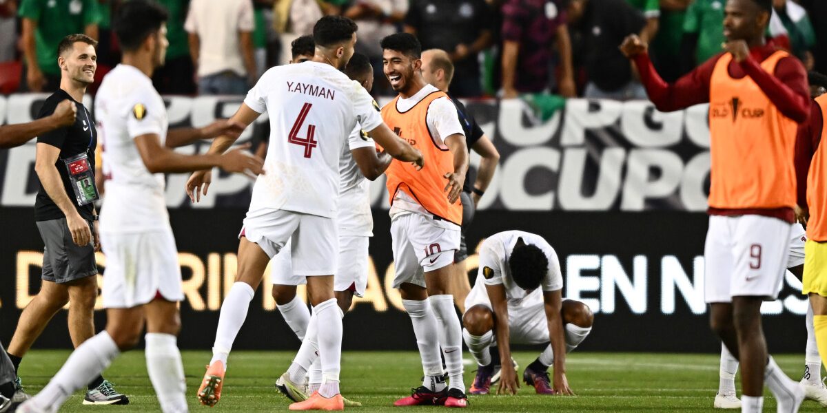 Qatar's players celebrate their victory following the Concacaf 2023 Gold Cup Group B football match between Mexico and Qatar at Levi's Stadium, in Santa Clara, California, on July 2, 2023. (Photo by Patrick T. Fallon / AFP)