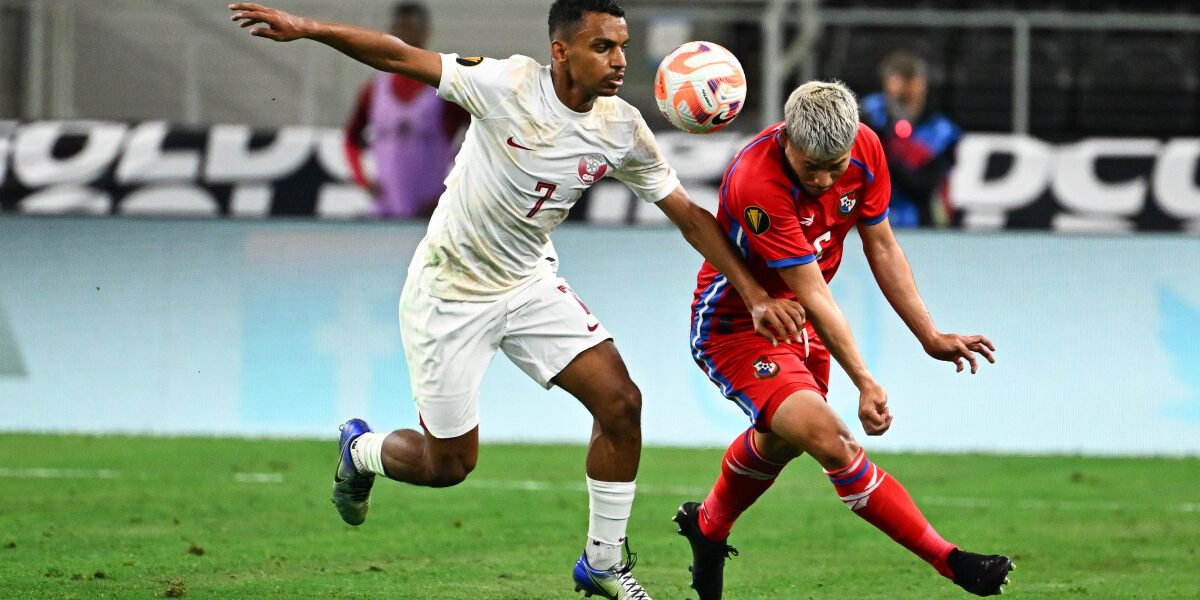 Qatar's midfielder Al Mejaba Mahdi (L) and Panama's midfielder Cristian Martinez (R) vie for the ball during the Concacaf 2023 Gold Cup quarterfinal football match between Panama and Qatar at the AT&amp;T Stadium, in Arlington, Texas on July 8, 2023. (Photo by CHANDAN KHANNA / AFP)