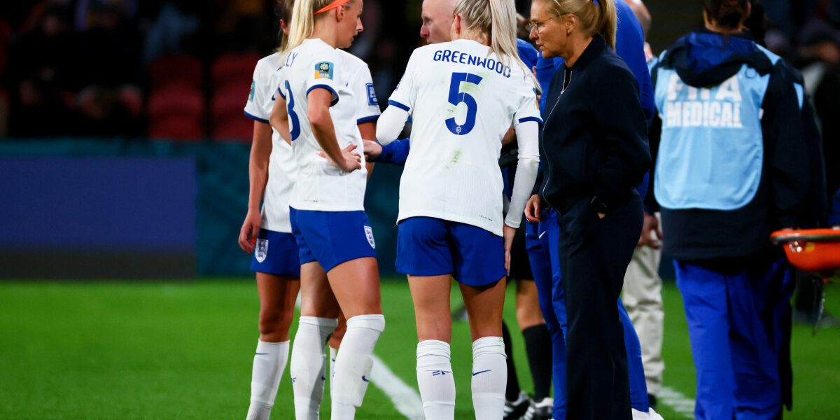 England's coach Sarina Wiegman (R) speaks to her players on the touchline during the Australia and New Zealand 2023 Women's World Cup Group D football match between England and Haiti at Brisbane Stadium in Brisbane on July 22, 2023. (Photo by Patrick Hamilton / AFP)