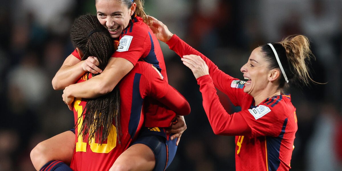 Spain players celebrate their victory after the end of the Australia and New Zealand 2023 Women's World Cup semi-final football match between Spain and Sweden at Eden Park in Auckland on August 15, 2023. (Photo by Michael Bradley / AFP)