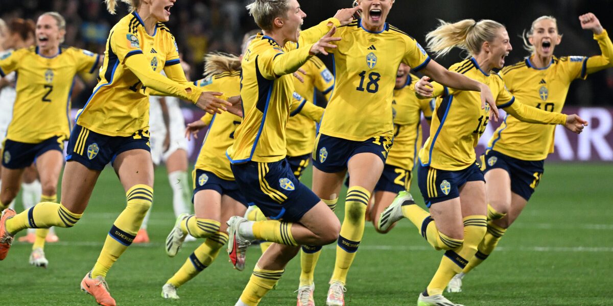 Sweden's forward #18 Fridolina Rolfo and teammates celebrate their win during the Australia and New Zealand 2023 Women's World Cup round of 16 football match between Sweden and USA at Melbourne Rectangular Stadium in Melbourne on August 6, 2023. (Photo by WILLIAM WEST / AFP)