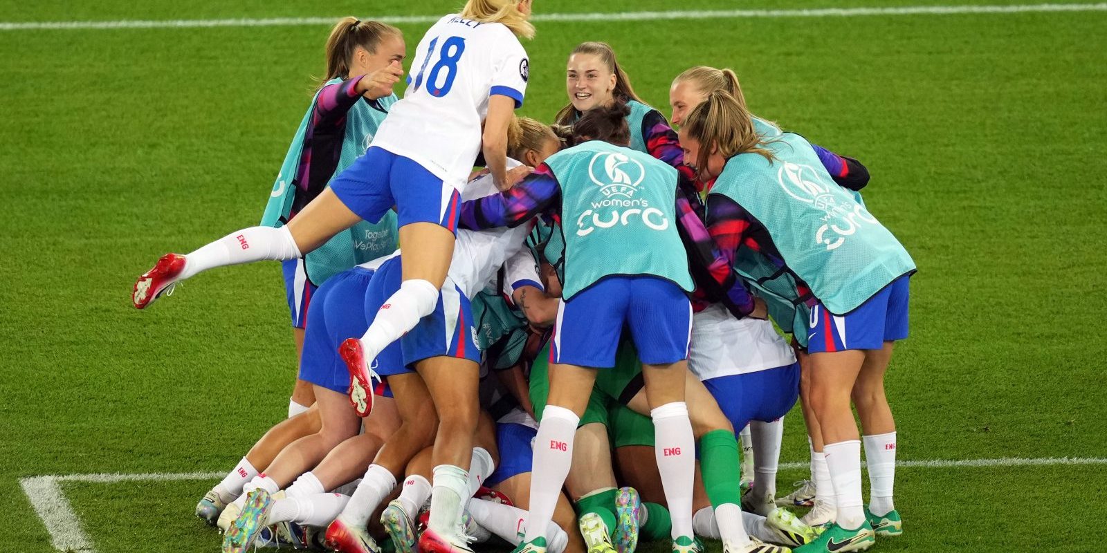 ZURICH, SWITZERLAND - JULY 17: Players of England celebrate winning the penalty shootout during the UEFA Women's EURO 2025 Quarter-Final match between Sweden and England at Stadion Letzigrund on July 17, 2025 in Zurich, Switzerland. (Photo by Alex Caparros - UEFA/UEFA via Getty Images)