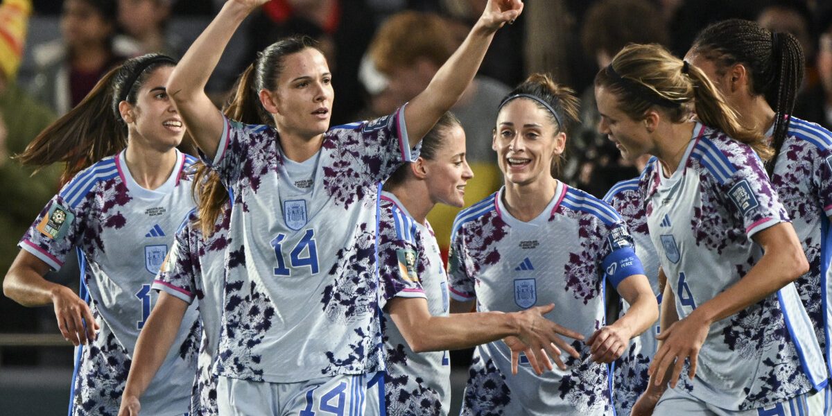 Spain's defender #14 Laia Codina celebrates scoring her team's fourth goal during the Australia and New Zealand 2023 Women's World Cup round of 16 football match between Switzerland and Spain at Eden Park in Auckland on August 5, 2023. (Photo by Saeed KHAN / AFP)