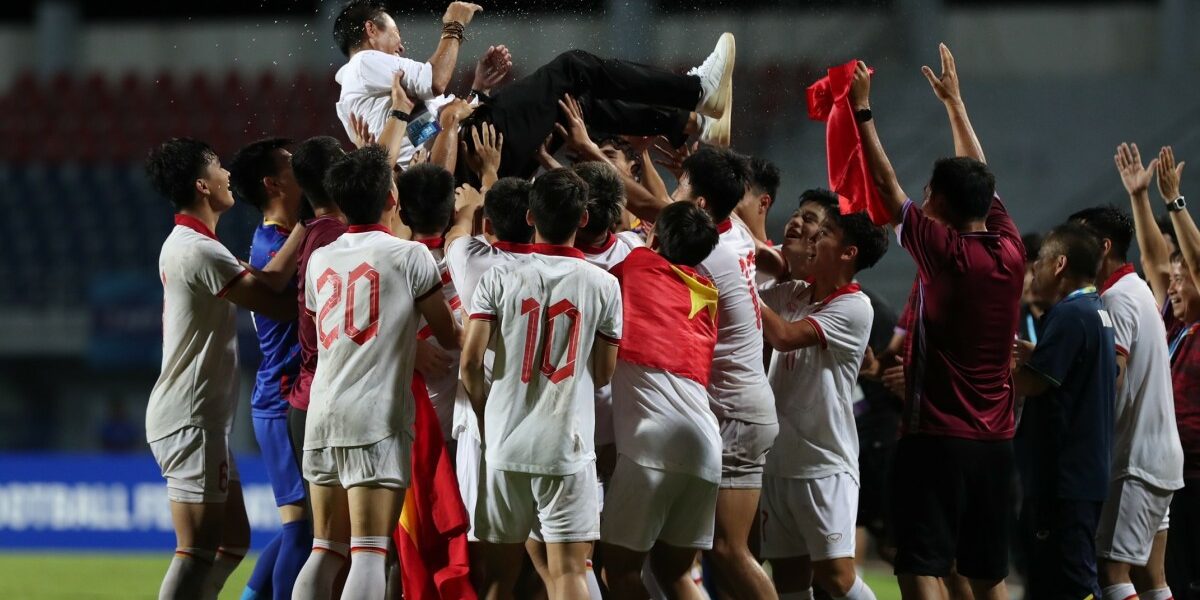 Vietnam edge Indonesia on penalties to retain title