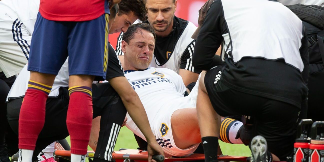 Chicharito suffers torn ACL; set to miss season